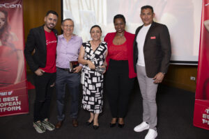 Skupina usměvavých lidí na firemní akci.