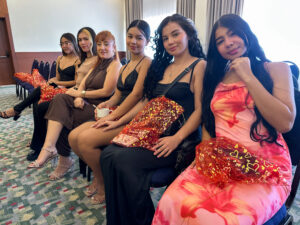 Groep vrouwen met geschenken op een formeel evenement.