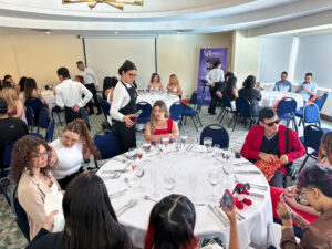 Groep mensen op een elegant sociaal evenement.